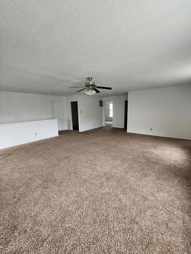 Building Photo - Lovely 4br/ 2.5 bath Single family home Ne...