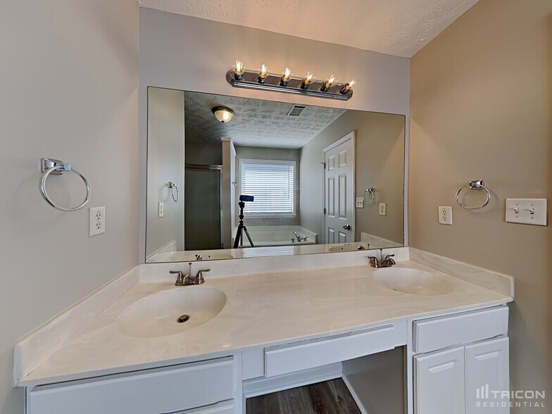 Building Photo - 3337 Coach House Ct