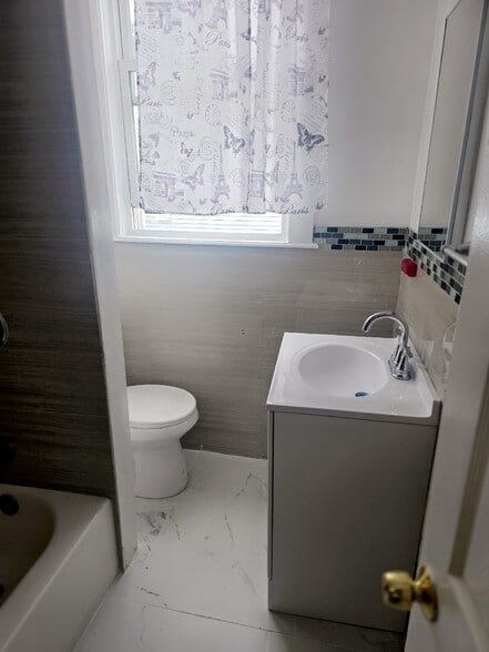 Bathroom - 212 Oakwood Pl