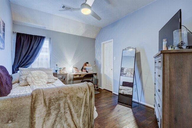 Building Photo - 9022 Westwillow Dr