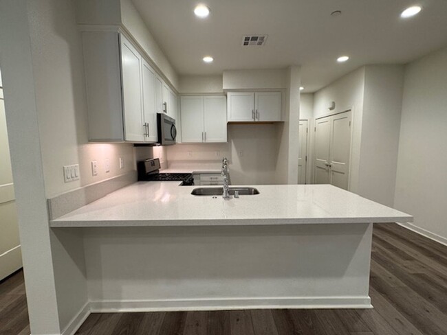 Building Photo - Newer 3 bedroom townhome in Simi Valley