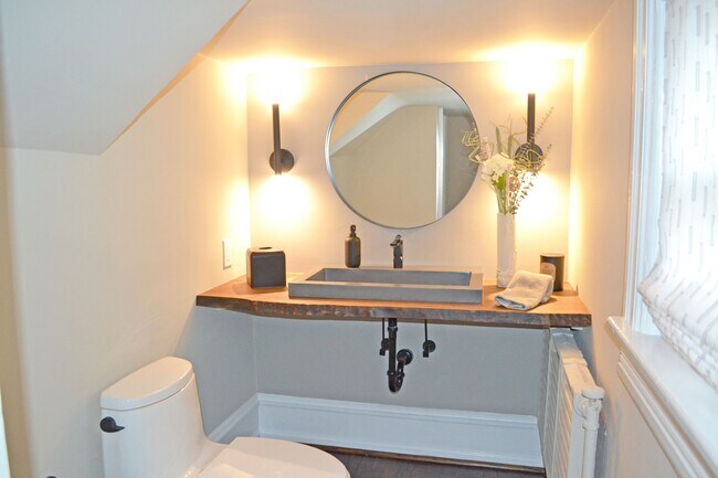 Building Photo - 16 S Somerset Ave