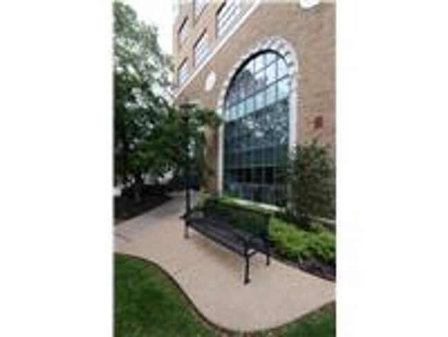 Building Photo - 4901 Washington Boulevard 4B
