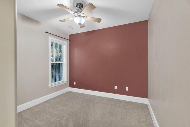 Building Photo - Great location between Wilmington and Jack...