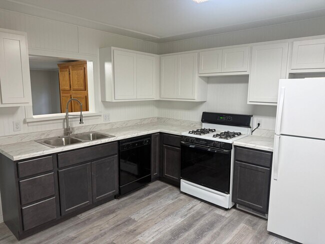 Building Photo - 802 Crestview Dr