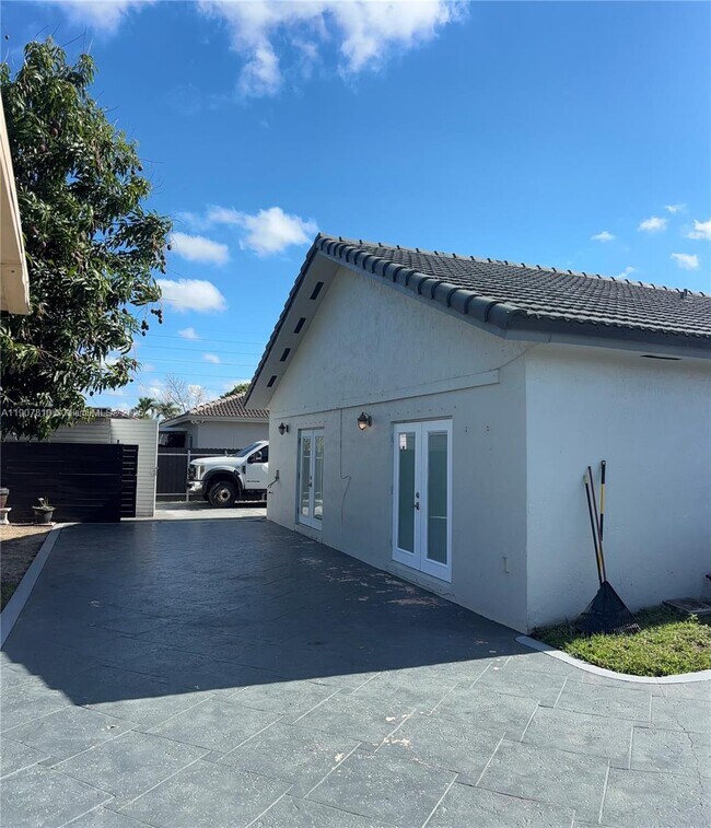 Building Photo - 709 SE 13th Terrace