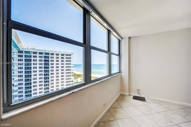 Building Photo - 1 br, 1.5 bath Condo - 5055 Collins Ave Ap...