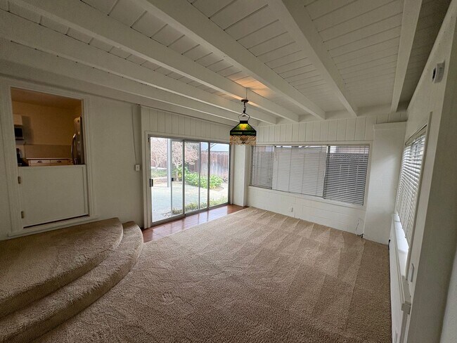 Building Photo - Classic vintage home walking distance to downtown Visalia!