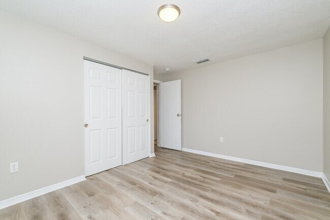 Building Photo - 1191 Mineola Cir