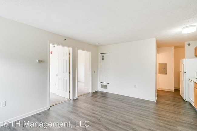 Building Photo - 2 br, 1 bath  - 315 W. Grand River Ave.