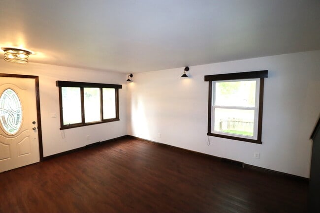Building Photo - "Spacious 4-Bedroom 2 Bath with Finished B...