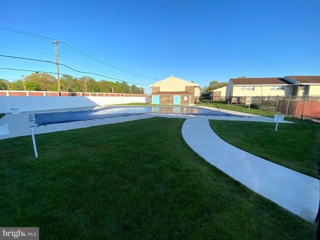 Building Photo - 3850 Woodhaven Rd