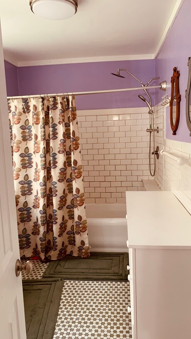 Building Photo - 4625 Pine St