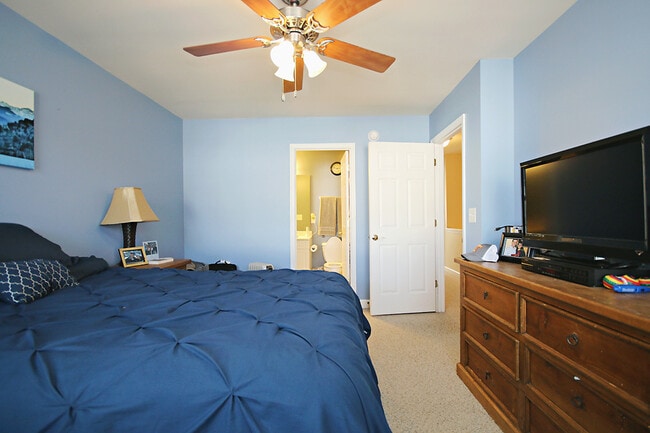 Building Photo - Cat-Friendly Rio Square Townhome