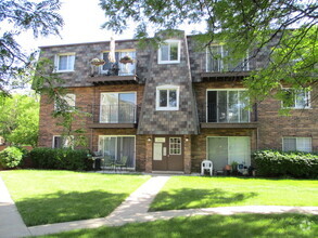 Building Photo - 9400 Bay Colony Dr