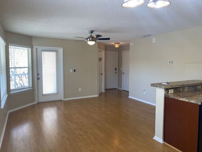 Building Photo - RENT SPECIAL-Regency Park at Lake Mary Corner Unit with Wrap-Around Balcony!