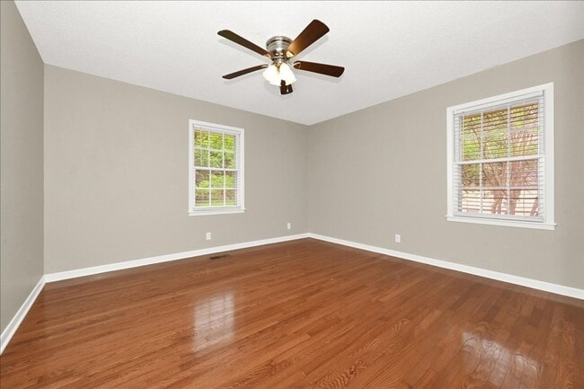 Building Photo - Beautiful 4 Br Brick home