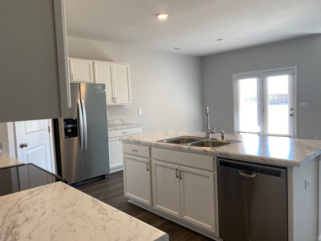 Building Photo - Four years old newer Four Bedroom in Meridianville