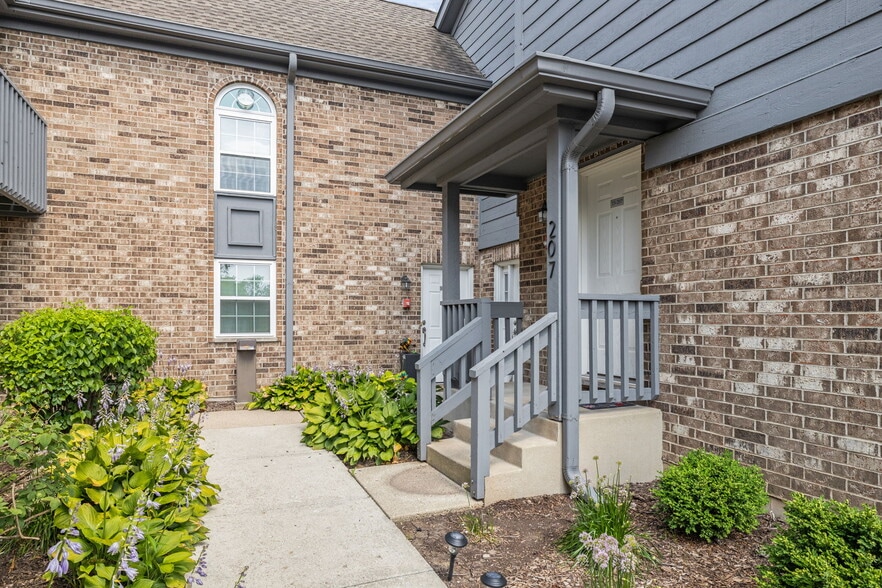 Building Photo - 15 FOXCROFT Rd
