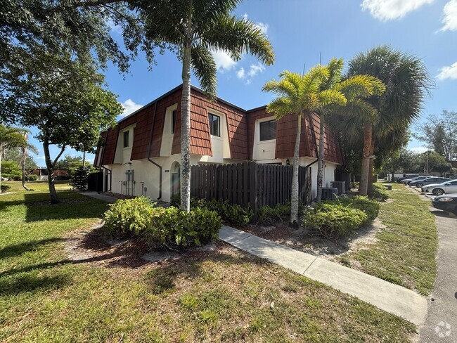 Building Photo - 2221 White Pine Cir