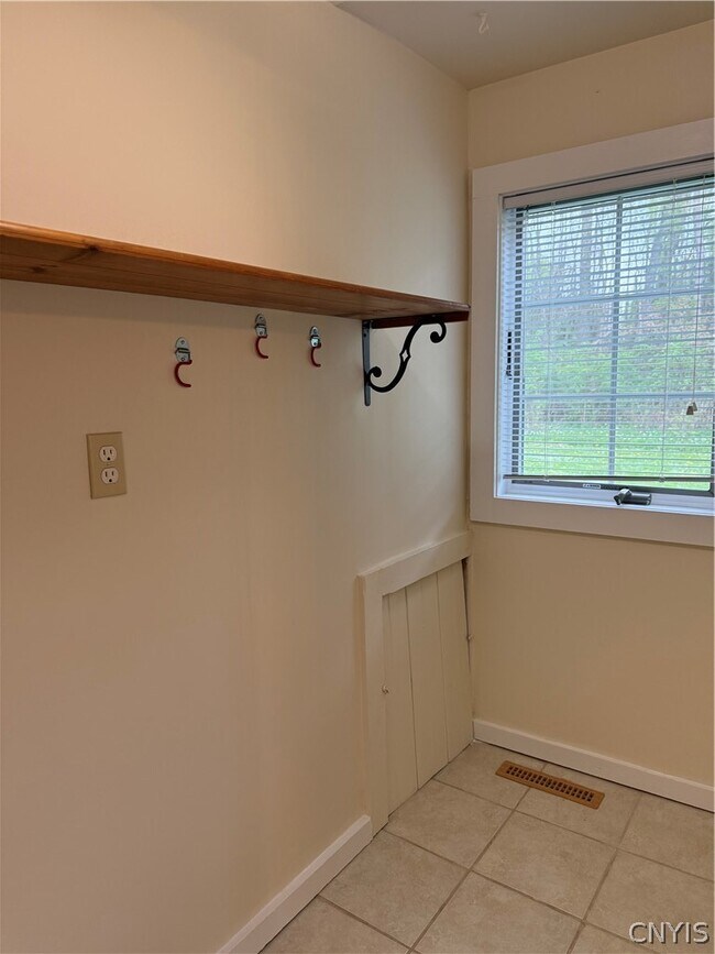 Building Photo - 3166B Seneca Turnpike