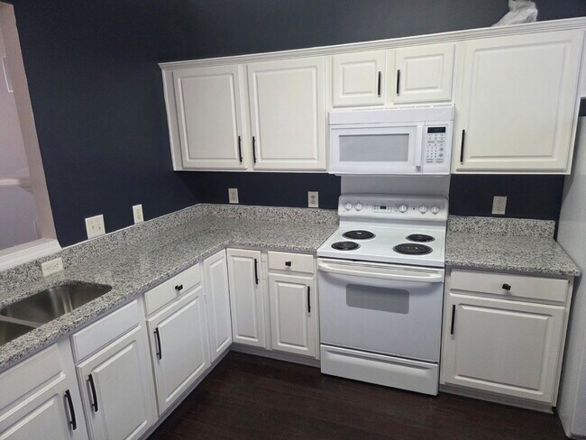 Building Photo - Heart of Ballantyne!  Beautiful End Unit Townhome. 2 Large Primary Suites Up & Flex Rm/3rd BR On ...