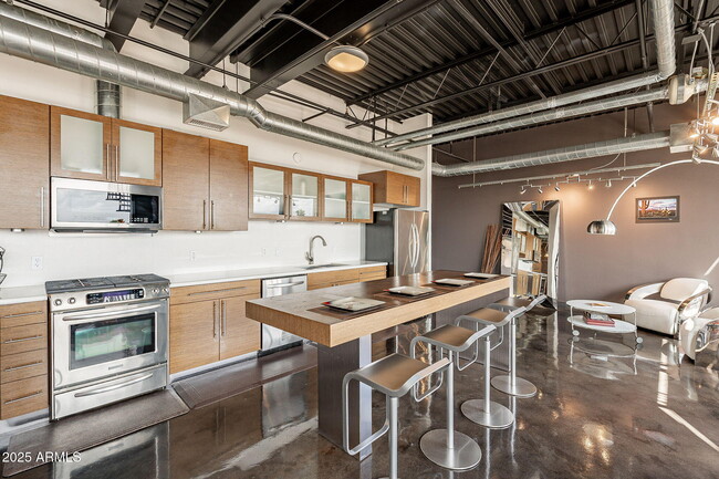 Building Photo - 4020 N Scottsdale Rd