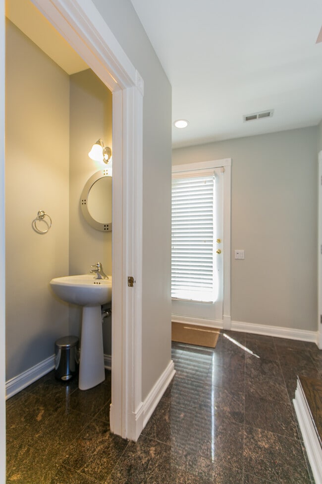 Building Photo - 2005 N Hoyne Ave