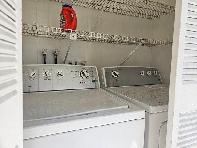 Building Photo - 743 Flanders Dr