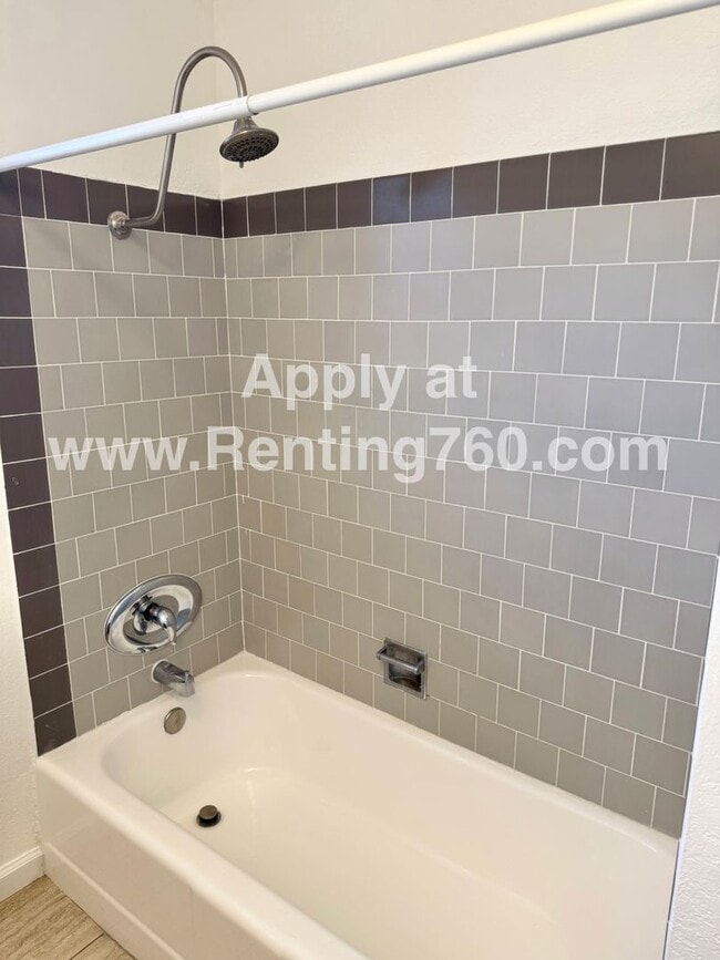 Building Photo - Updated 4 Bed 2 Bath Home!