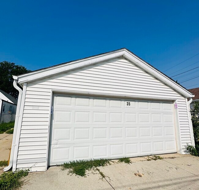 Building Photo - 35 46th Ave