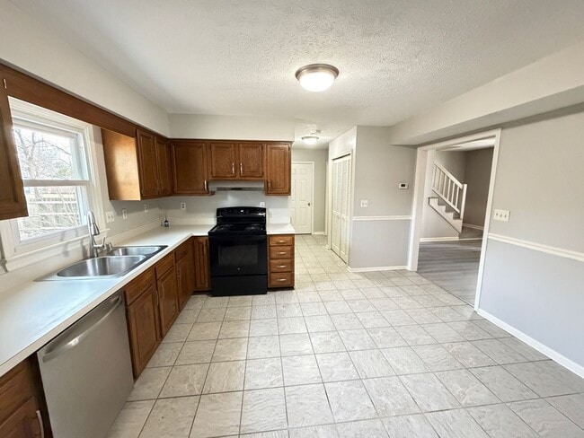 Building Photo - Prime location for a perfect 3 bed and 1.5 bath home!