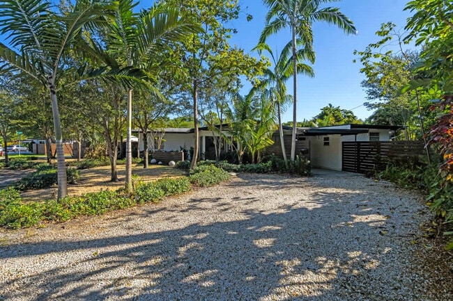 Building Photo - 714 NE 17th Ct