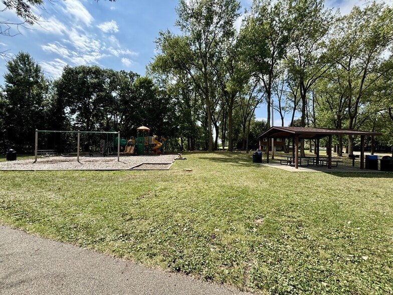 Building Photo - 255 Westview Dr