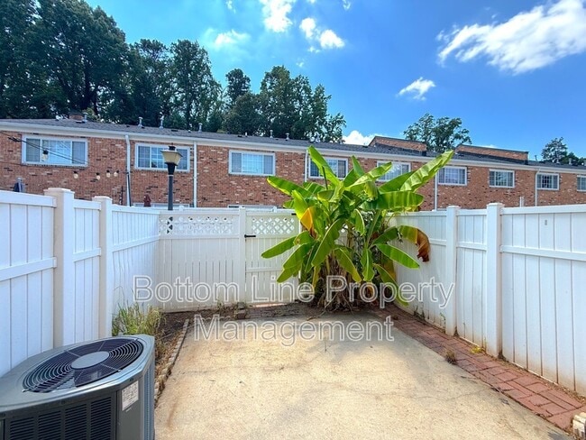 Building Photo - 1218 Green Oaks Ln