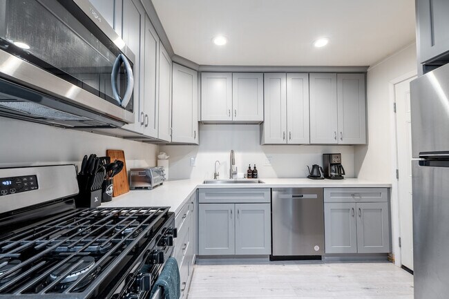 Building Photo - 2359 Oakwood Dr