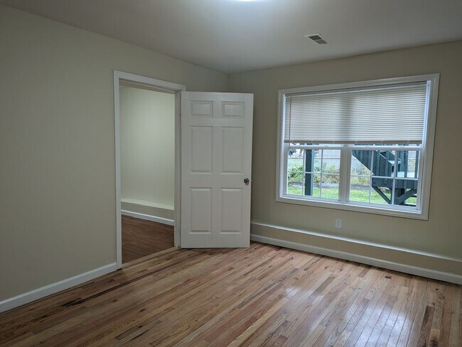 Building Photo - 33 Hallock St