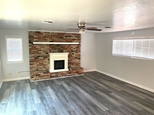 Building Photo - Spacious Home w/ Pool in East Redding!!