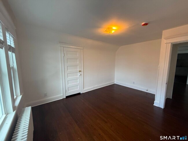 Building Photo - 123 Anson St