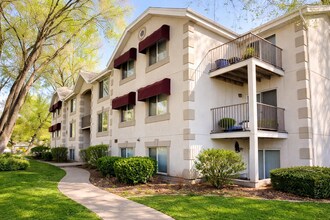 Building Photo - Charming 3-Bedroom Condo in Franklin Park – Prime Provo Location