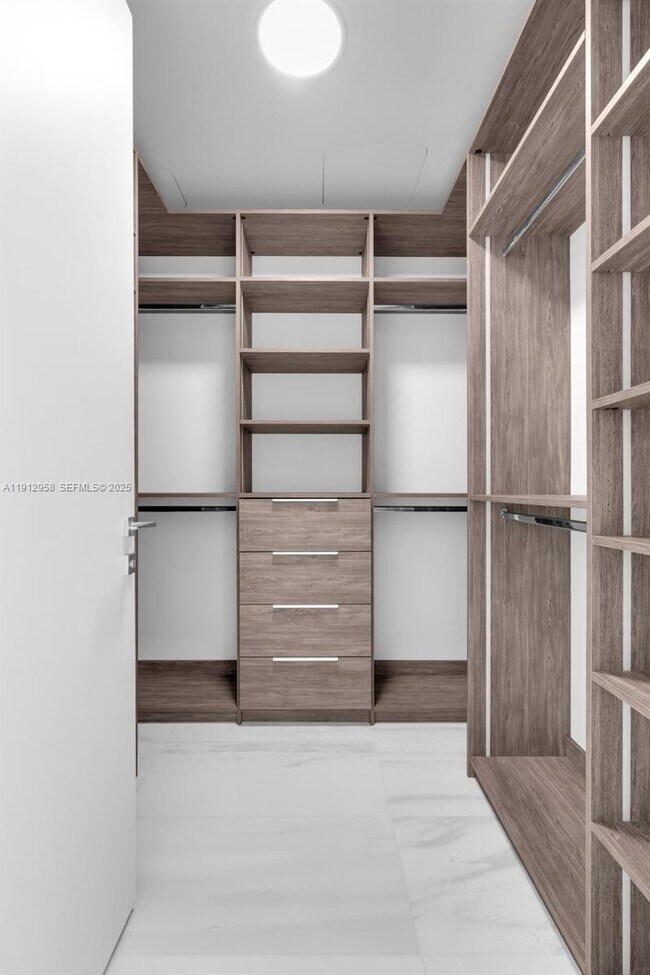 Building Photo - 300 Biscayne Blvd Way