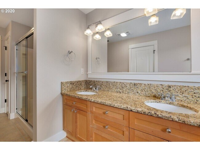 Building Photo - Bright Bull Mountain Townhome - Hardwoods, Granite, Private Patio, Garage, and more!