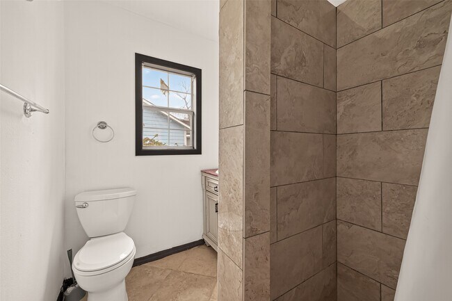 Building Photo - 1110 11th St