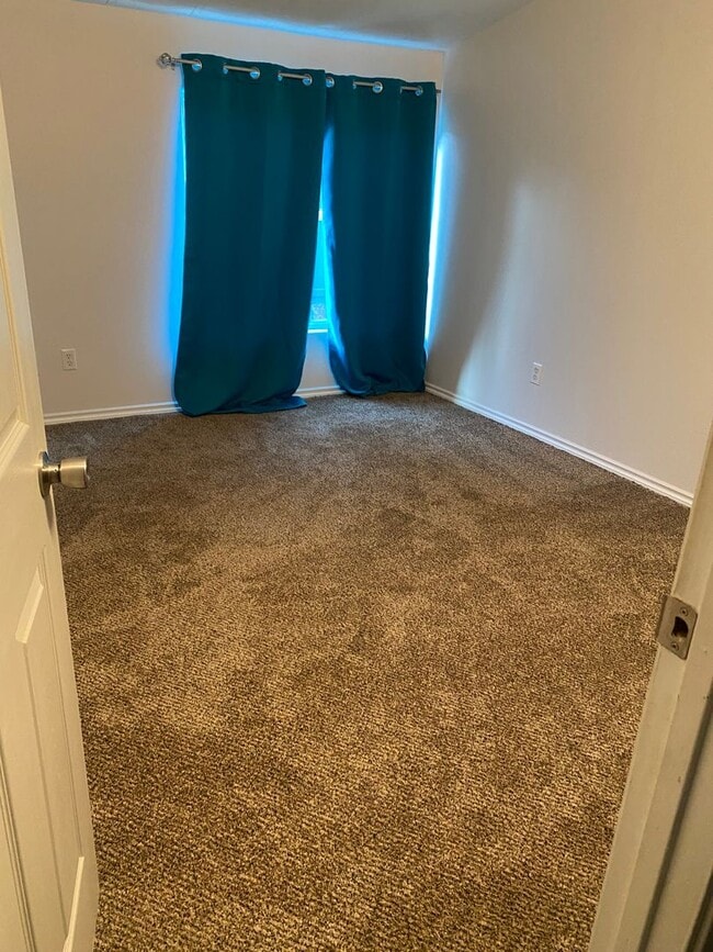 Building Photo - 930 NW Donahoo St