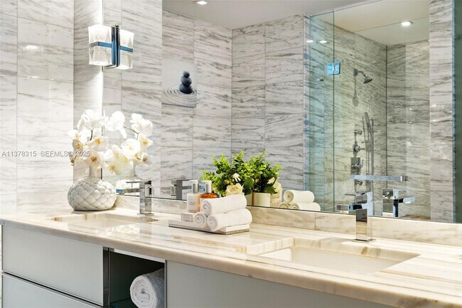 Building Photo - 2201 Collins Ave