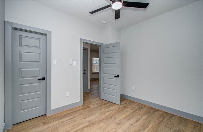 Building Photo - 837 S Victory Dr