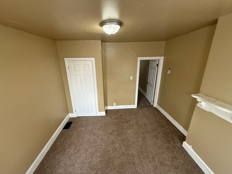 bedroom - 803 N DuPont St