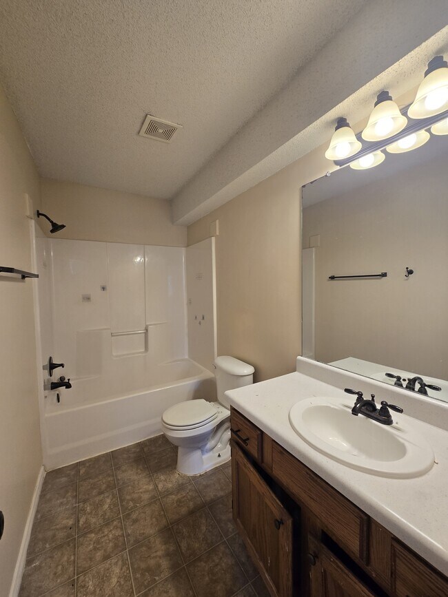 Building Photo - 4462 S Elizabeth Ave