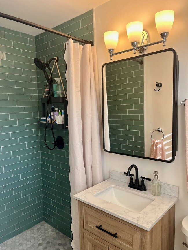 Building Photo - 3/2 Duplex Conveniently Situated in an Established Neighborhood!