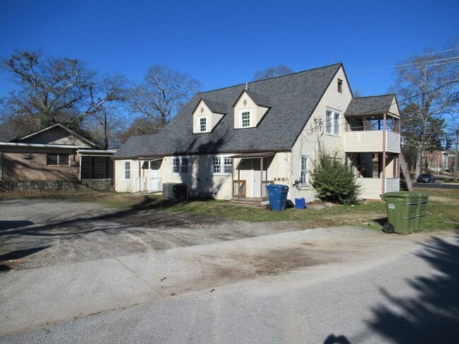 Building Photo - 1404 Maple St